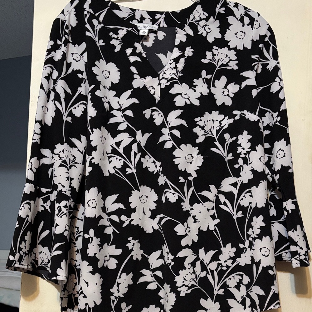 R&M Richards Black and White Floral Blouse